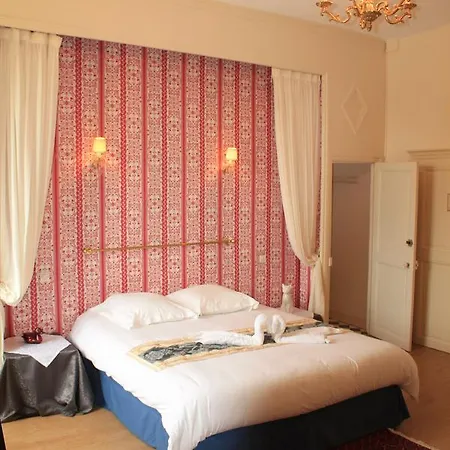 Chateau De La Guillonniere Bed and breakfast Dienné